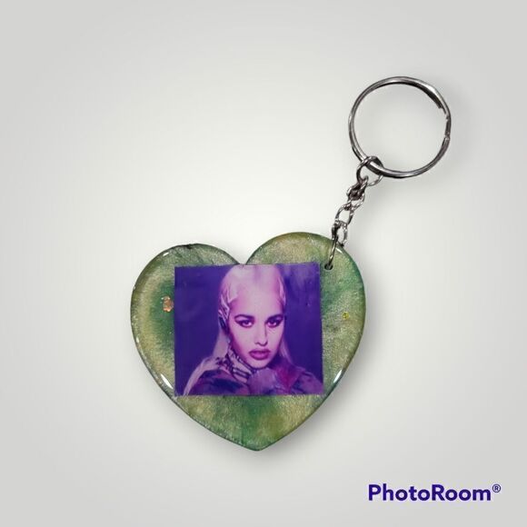 Tommy Genesis Green Glitter Keychain (Z154) - Picture 4 of 9